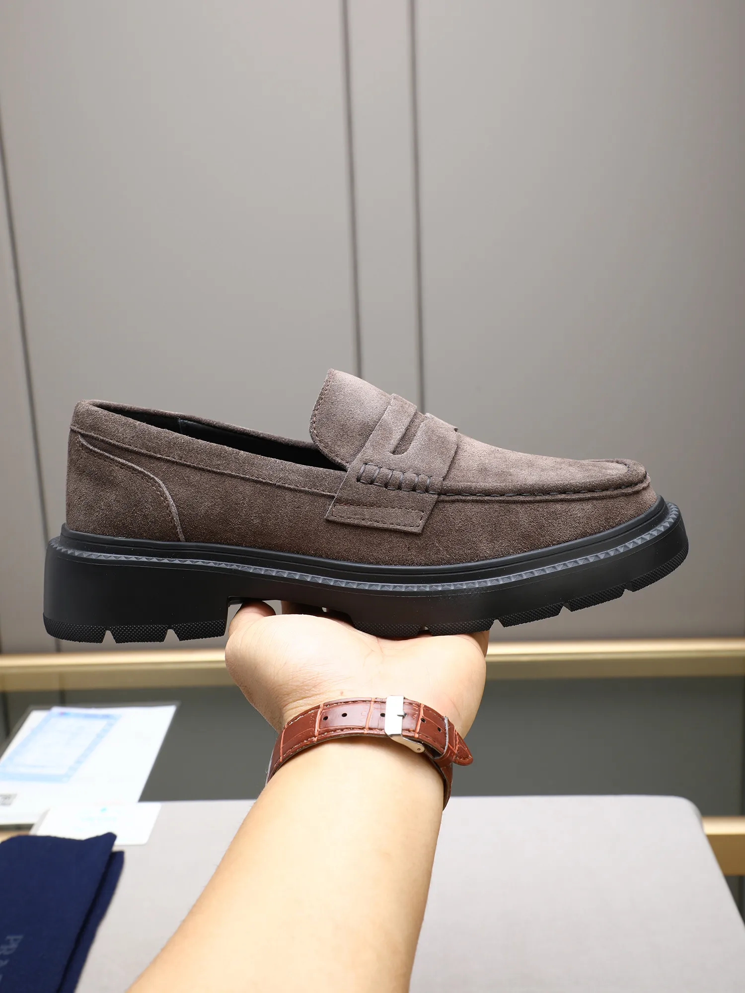 Men's shoes💰480 [Available on Tmall and Taobao major platforms] Prada men's best-selling premium casual leather shoes, imported first-layer matte cowhide loafers combine exquisite elements with modern charm, are strong in toughness, resistant to folding, not easily deformed, and durable in wear! Water-dyed sheep's ➕cow pad! Foam ultra-light and wear-resistant outsole, code number 38-44 (45 is custom-made, non-returnable and non-exchangeable)